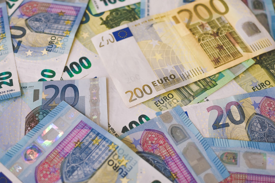 Euro-Scheine und Taschenrechner: Budget eines Azubis