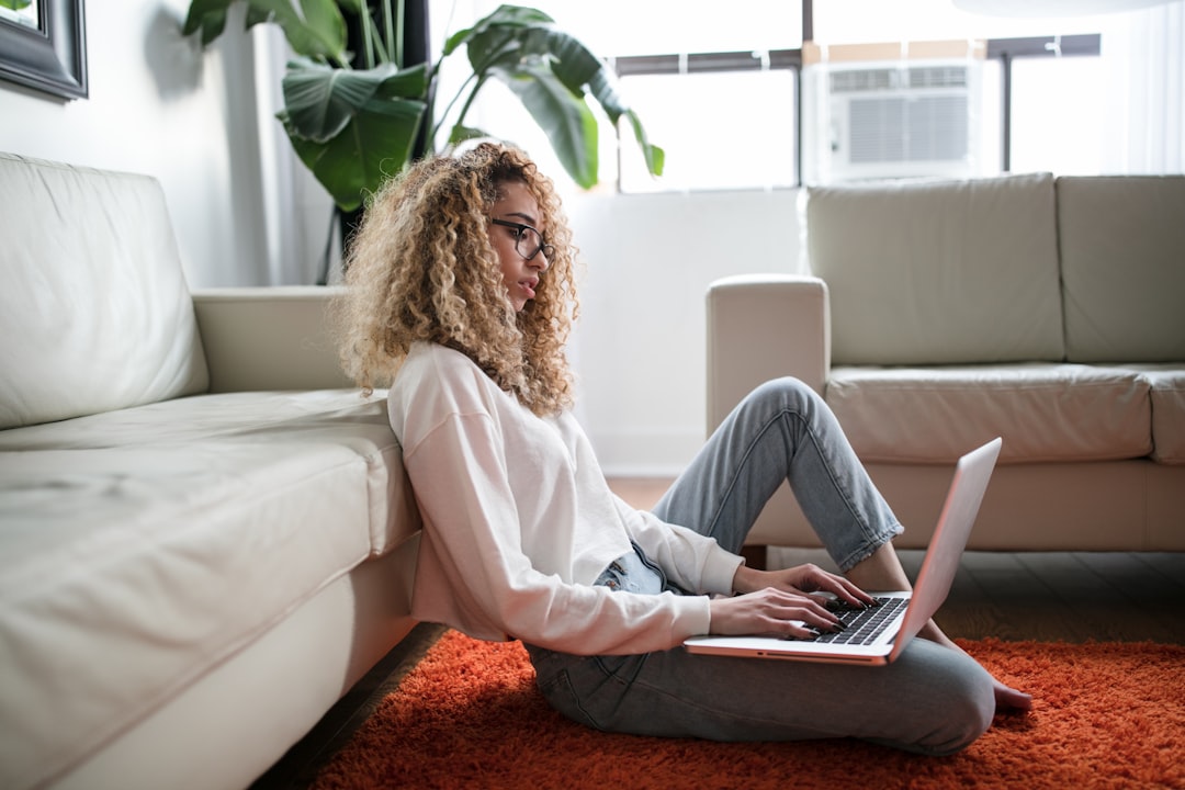 Finanzen planen am Laptop